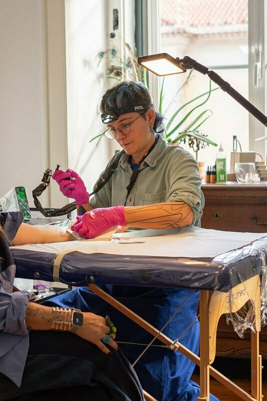 portrait-rocaline-tattooing-arm